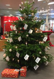 Unter dem Wunschbaum in der Sparkassen-Geschäftsstelle in Attendorn liegen bereits die ersten bunt verpackten Geschenke